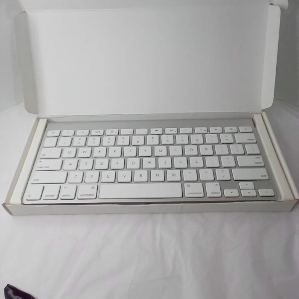 Apple Ergonomic Wireless Keyboard Bluetooth MC184LLA Silver Lightweight NIB